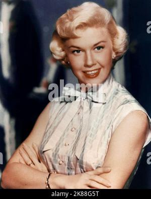 Doris Day Actress 01 May 1954 **WARNUNG** Dieses Foto ist nur für den redaktionellen Gebrauch bestimmt und unterliegt dem Copyright der Film Company und/oder des Fotografen, der von der Film- oder Produktionsfirma beauftragt wurde, und kann nur von Publikationen im Zusammenhang mit der Bewerbung des oben genannten Films reproduziert werden. Eine obligatorische Gutschrift an die Filmgesellschaft ist erforderlich. Der Fotograf sollte auch bei Bekanntwerden des Fotos gutgeschrieben werden. Ohne schriftliche Genehmigung der Film Company kann keine kommerzielle Nutzung gewährt werden. Stockfoto