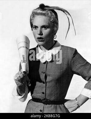 Judy Holliday Schauspielerin 06 März 1956 **WARNUNG** dieses Foto ist nur für redaktionelle Zwecke bestimmt und unterliegt dem Urheberrecht der Film Company und/oder des von der Film- oder Produktionsgesellschaft beauftragten Fotografen und kann nur durch Veröffentlichungen in Verbindung mit der Werbung für den oben genannten Film reproduziert werden. Es ist eine obligatorische Gutschrift an die Filmgesellschaft erforderlich. Der Fotograf sollte ebenfalls angerechnet werden, wenn er bekannt ist. Ohne schriftliche Genehmigung der Film Company kann keine kommerzielle Nutzung gewährt werden. Stockfoto
