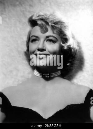 Dorothy Malone Actress 25 May 1956 **WARNUNG** Dieses Foto ist nur für den redaktionellen Gebrauch bestimmt und unterliegt dem Copyright der Film Company und/oder des Fotografen, der von der Film- oder Produktionsfirma beauftragt wurde und kann nur durch Publikationen im Zusammenhang mit der Bewerbung des oben genannten Films reproduziert werden. Eine obligatorische Gutschrift an die Filmgesellschaft ist erforderlich. Der Fotograf sollte auch bei Bekanntwerden des Fotos gutgeschrieben werden. Ohne schriftliche Genehmigung der Film Company kann keine kommerzielle Nutzung gewährt werden. Stockfoto