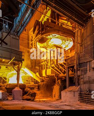 Schöpfkelle mit geschmolzenem Stahl in der Mühle Stockfoto