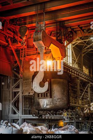 Schöpfkelle mit geschmolzenem Stahl in der Mühle Stockfoto