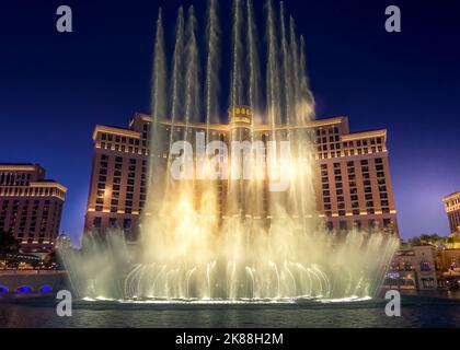 Bellagio Fountains bei Nacht in Las Vegas. Die Springbrunnen des Bellagio sind eine der berühmtesten Sehenswürdigkeiten auf dem Las Vegas Strip (auch bekannt als Las Vegas Boulevard). Stockfoto