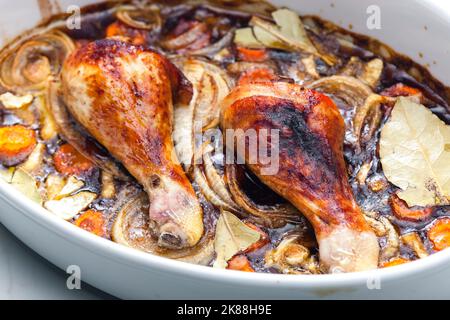 Hühnerschenkel auf Zwiebeln gebacken Stockfoto