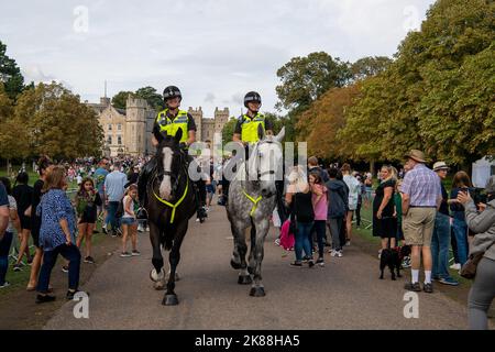 Windsor, Großbritannien. 11.. September 2022. Die Polizei im Thames Valley ist heute auf dem langen Spaziergang unterwegs, als Tausende von Menschen heute wieder in die Stadt Windsor kamen, um Blumen als Zeichen des Respekts nach dem Tod Ihrer Majestät der Königin zu legen. Quelle: Maureen McLean/Alamy Stockfoto