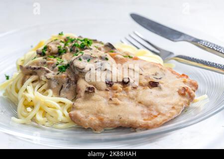 Schweinefilet mit Pilzsauce serviert mit Spatzles Stockfoto