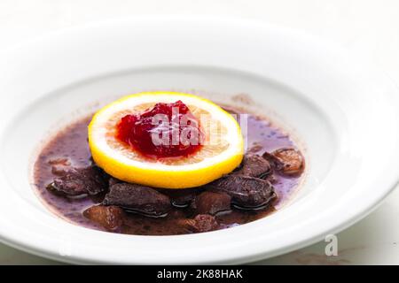 Wildgulasch mit Zitrone und Preiselbeeren Stockfoto