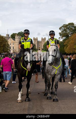 Windsor, Großbritannien. 11.. September 2022. Die Polizei im Thames Valley ist heute auf dem langen Spaziergang unterwegs, als Tausende von Menschen heute wieder in die Stadt Windsor kamen, um Blumen als Zeichen des Respekts nach dem Tod Ihrer Majestät der Königin zu legen. Quelle: Maureen McLean/Alamy Stockfoto