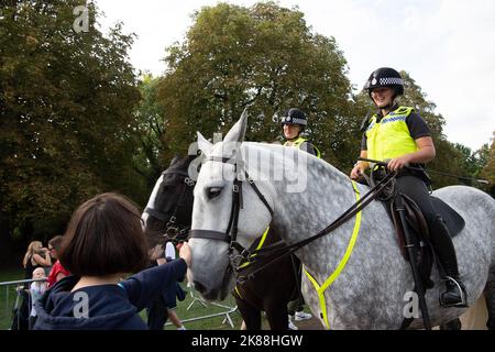 Windsor, Großbritannien. 11.. September 2022. Die Polizei im Thames Valley ist heute auf dem langen Spaziergang unterwegs, als Tausende von Menschen heute wieder in die Stadt Windsor kamen, um Blumen als Zeichen des Respekts nach dem Tod Ihrer Majestät der Königin zu legen. Quelle: Maureen McLean/Alamy Stockfoto