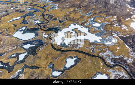 Blick aus der Vogelperspektive auf kleine Seen und Flüsse in der Nähe des Dshangyskol-Sees auf dem Estikel-Hochplateau, der Altai-Republik, Sibirien, Russland Stockfoto