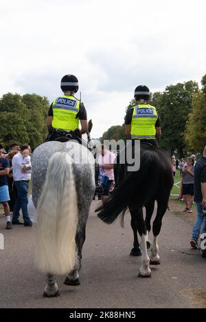 Windsor, Großbritannien. 11.. September 2022. Die Polizei im Thames Valley ist heute auf dem langen Spaziergang unterwegs, als Tausende von Menschen heute wieder in die Stadt Windsor kamen, um Blumen als Zeichen des Respekts nach dem Tod Ihrer Majestät der Königin zu legen. Quelle: Maureen McLean/Alamy Stockfoto