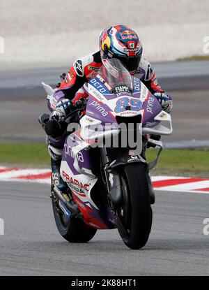 Kuala Lumpur, Malaysia. 21. Oktober 2022. Der Spanier Jorge Martin von Prima Pramac Racing steuert sein Motorrad während des MotoGP-freien Trainings des Petronas Grand Prix von Malaysia auf dem Sepang International Circuit. Kredit: SOPA Images Limited/Alamy Live Nachrichten Stockfoto