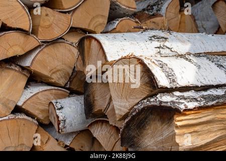 Stapel getrocknetes Brennholz aus Birkenholz. Holz für den Winter ernten. Brennholz Hintergrund, Textur. Nahaufnahme Stockfoto
