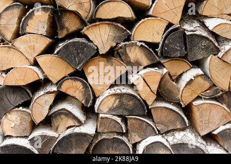 Stapel getrocknetes Brennholz aus Birkenholz. Holz für den Winter ernten. Brennholz Hintergrund, Textur. Nahaufnahme Stockfoto