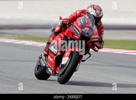 Kuala Lumpur, Malaysia. 21. Oktober 2022. Der Australier Jack Miller vom Ducati Lenovo Team steuert sein Motorrad während des MotoGP-freien Trainings des Petronas Grand Prix von Malaysia auf dem Sepang International Circuit. (Foto von Wong Fok Loy/SOPA Images/Sipa USA) Quelle: SIPA USA/Alamy Live News Stockfoto