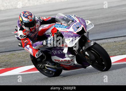 Kuala Lumpur, Malaysia. 21. Oktober 2022. Der Spanier Jorge Martin von Prima Pramac Racing steuert sein Motorrad während des MotoGP-freien Trainings des Petronas Grand Prix von Malaysia auf dem Sepang International Circuit. (Foto von Wong Fok Loy/SOPA Images/Sipa USA) Quelle: SIPA USA/Alamy Live News Stockfoto