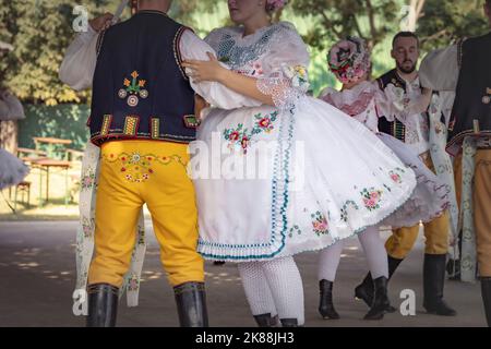 Rakvice, Tschechische Republik - Juni 2021. Schöne Frauen und Männer Tänzer in einer Feier.traditionelle mährische Fest. Junge Menschen in Parade gekleidet in tr Stockfoto