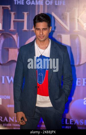 Neu-Delhi, Indien. 21. Oktober 2022. Bollywood-Schauspieler Sidharth Malhotra posiert während einer Pressekonferenz zu seinem kommenden Film „Thank God“ auf der PVR plaza in Neu Delhi für ein Foto. Kredit: SOPA Images Limited/Alamy Live Nachrichten Stockfoto