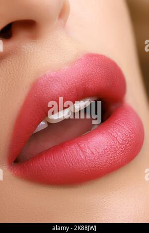 Dauerhafte Lippen Make-up Nahaufnahme mit offenen Lippen Stockfoto