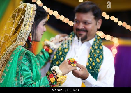 Braut und Bräutigam bei der traditionellen Mayoon-Zeremonie in Karachi, Pakistan Stockfoto