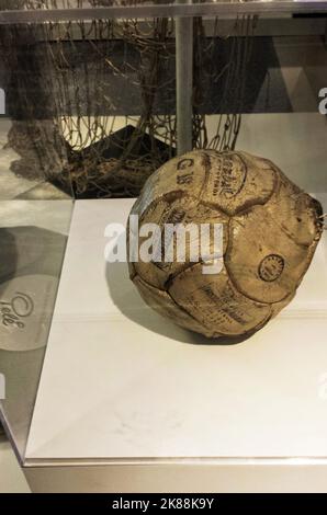 Rio de Janeiro, Brasilien - 10.31.2014 - Alter Fußball auf dem Display des Maracana Stadionmuseums Stockfoto