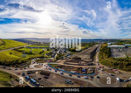 DOWLAIS, WALES, Großbritannien - OKTOBER 18 2022: Panoramabild von Straßenarbeiten und Verkehrskegeln während der Dualling der Straße A465 in Südwales. Stockfoto