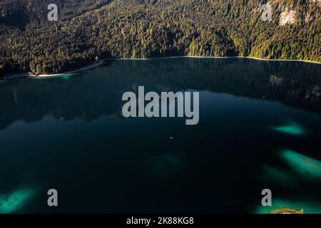 Luftdrohnenbild von Eibsee in Deutschland Stockfoto