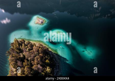 Luftdrohnenbild von Eibsee in Deutschland Stockfoto