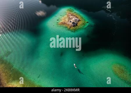 Luftdrohnenbild von Eibsee in Deutschland Stockfoto
