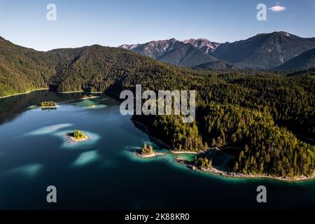 Luftdrohnenbild von Eibsee in Deutschland Stockfoto