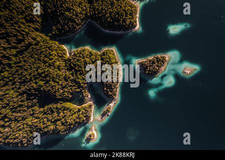 Luftdrohnenbild von Eibsee in Deutschland Stockfoto