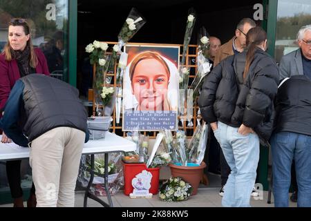 Kundgebung zur Unterstützung von Lola, einem 12-jährigen Mädchen, das am 21. Oktober 2022 in Fouquereuil, Nordfrankreich, der Heimatstadt des Vaters des Opfers, vergewaltigt und ermordet wurde. Der vergewaltierte Leichnam des Opfers, der nach französischem Recht nur als „Lola“ identifiziert wurde, wurde am 14. Oktober in einer Plastikbox gefunden, nachdem er im Nordosten von Paris vermisst wurde. Eine 24-jährige Frau aus Algerien wurde schnell als Hauptverdächtige identifiziert und inhaftiert. Die Polizei hat festgestellt, dass sie in der Vergangenheit psychiatrische Störungen hatte. Foto von Sébastien Courdji/ABACAPRESS.COM Stockfoto