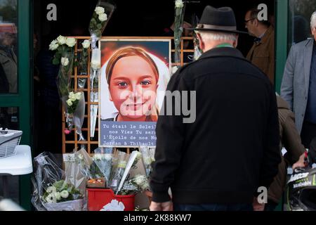 Kundgebung zur Unterstützung von Lola, einem 12-jährigen Mädchen, das am 21. Oktober 2022 in Fouquereuil, Nordfrankreich, der Heimatstadt des Vaters des Opfers, vergewaltigt und ermordet wurde. Der vergewaltierte Leichnam des Opfers, der nach französischem Recht nur als „Lola“ identifiziert wurde, wurde am 14. Oktober in einer Plastikbox gefunden, nachdem er im Nordosten von Paris vermisst wurde. Eine 24-jährige Frau aus Algerien wurde schnell als Hauptverdächtige identifiziert und inhaftiert. Die Polizei hat festgestellt, dass sie in der Vergangenheit psychiatrische Störungen hatte. Foto von Sébastien Courdji/ABACAPRESS.COM Stockfoto