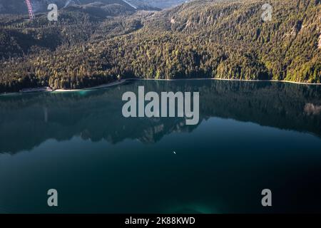 Luftdrohnenbild von Eibsee in Deutschland Stockfoto