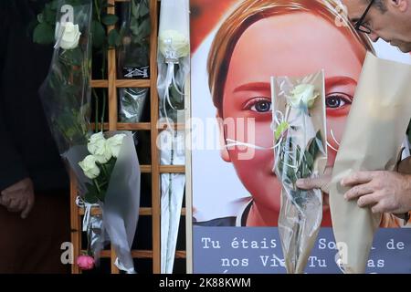 Kundgebung zur Unterstützung von Lola, einem 12-jährigen Mädchen, das am 21. Oktober 2022 in Fouquereuil, Nordfrankreich, der Heimatstadt des Vaters des Opfers, vergewaltigt und ermordet wurde. Der vergewaltierte Leichnam des Opfers, der nach französischem Recht nur als „Lola“ identifiziert wurde, wurde am 14. Oktober in einer Plastikbox gefunden, nachdem er im Nordosten von Paris vermisst wurde. Eine 24-jährige Frau aus Algerien wurde schnell als Hauptverdächtige identifiziert und inhaftiert. Die Polizei hat festgestellt, dass sie in der Vergangenheit psychiatrische Störungen hatte. Foto von Sébastien Courdji/ABACAPRESS.COM Stockfoto