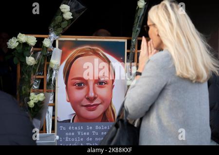 Kundgebung zur Unterstützung von Lola, einem 12-jährigen Mädchen, das am 21. Oktober 2022 in Fouquereuil, Nordfrankreich, der Heimatstadt des Vaters des Opfers, vergewaltigt und ermordet wurde. Der vergewaltierte Leichnam des Opfers, der nach französischem Recht nur als „Lola“ identifiziert wurde, wurde am 14. Oktober in einer Plastikbox gefunden, nachdem er im Nordosten von Paris vermisst wurde. Eine 24-jährige Frau aus Algerien wurde schnell als Hauptverdächtige identifiziert und inhaftiert. Die Polizei hat festgestellt, dass sie in der Vergangenheit psychiatrische Störungen hatte. Foto von Sébastien Courdji/ABACAPRESS.COM Stockfoto