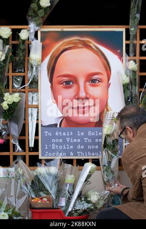 Kundgebung zur Unterstützung von Lola, einem 12-jährigen Mädchen, das am 21. Oktober 2022 in Fouquereuil, Nordfrankreich, der Heimatstadt des Vaters des Opfers, vergewaltigt und ermordet wurde. Der vergewaltierte Leichnam des Opfers, der nach französischem Recht nur als „Lola“ identifiziert wurde, wurde am 14. Oktober in einer Plastikbox gefunden, nachdem er im Nordosten von Paris vermisst wurde. Eine 24-jährige Frau aus Algerien wurde schnell als Hauptverdächtige identifiziert und inhaftiert. Die Polizei hat festgestellt, dass sie in der Vergangenheit psychiatrische Störungen hatte. Foto von Sébastien Courdji/ABACAPRESS.COM Stockfoto