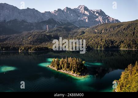 Luftdrohnenbild von Eibsee in Deutschland Stockfoto