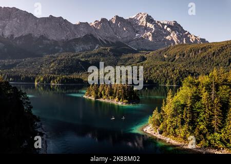 Luftdrohnenbild von Eibsee in Deutschland Stockfoto