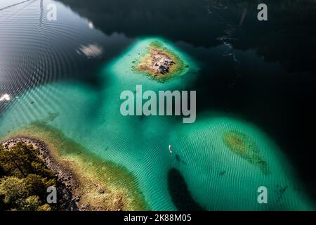 Luftdrohnenbild von Eibsee in Deutschland Stockfoto