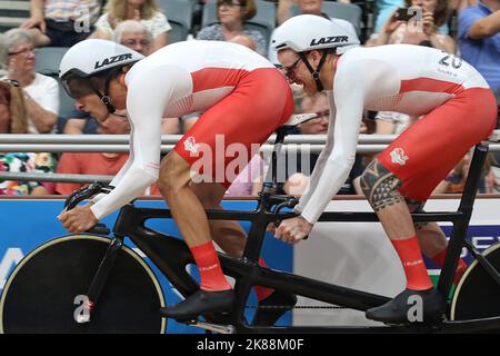 Stephen BATE aus England zusammen mit seinem Piloten Christopher Latham im Men's Tandem B - Sprint Radfahren bei den Commonwealth-Spielen 2022 im Velodrome, Queen Elizabeth Olympic Park, London. Stockfoto