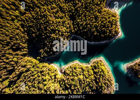 Luftdrohnenbild von Eibsee in Deutschland Stockfoto