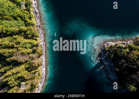 Luftdrohnenbild von Eibsee in Deutschland Stockfoto