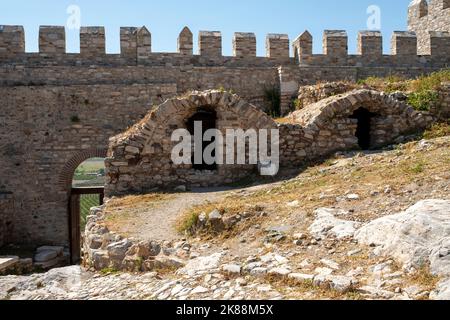 Ruinen einer alten Moschee am Ayasuluk Hügel. Im Inneren der Burg Selcuk gibt es Zisternen verschiedener Größen, enge Gassen mit Steinpflaster und einem Mosq Stockfoto