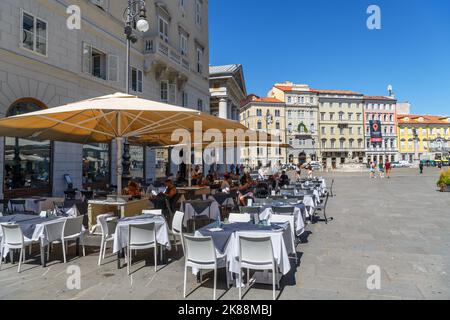 Café auf der Piazza della Borsa im historischen Stadtzentrum von Triest, Italien Stockfoto