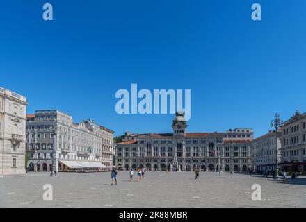 Platz der Einheit Italiens (Piazza Unità d'Italia) mit Blick auf den Palazzo del Municipio di Trieste (Rathaus), Triest, Italien Stockfoto