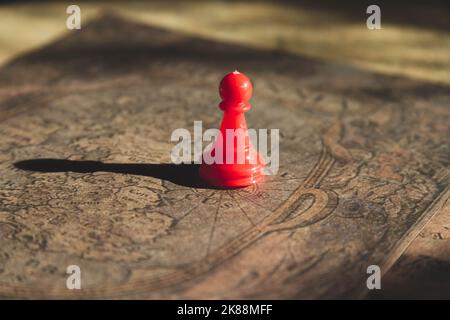 Brettspiel und Spielchips in verschiedenen Farben auf der Karte. Stockfoto