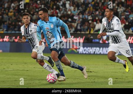 Pachuca, Mexiko. 21. Oktober 2022. 20. Oktober 2022, Pachuca, Mexiko: Arturo Gonzalez (C) aus Pachuca Tuzos, Arturo Gozalez und Luis Romo vom FC Monterrey kämpfen während des Halbfinalspiels zwischen Tuzos und Monterrey beim Eröffnungsturnier 2022 der MX League im Hidalgo Stadium am 20. Oktober 2022 in Pachuca, Mexiko, gegen den Ball. (Foto von Ismael Rosas/ Eyepix Group/Sipa USA) Quelle: SIPA USA/Alamy Live News Stockfoto