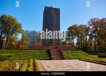 Kiew, Ukraine - 16. Oktober 2022: Denkmal für Taras Schewtschenko, das während des Krieges vor den Bombenangriffen im Schewtschenko-Park geschützt wurde Stockfoto