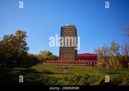 Kiew, Ukraine - 16. Oktober 2022: Denkmal für Taras Schewtschenko, das während des Krieges vor den Bombenangriffen im Schewtschenko-Park geschützt wurde Stockfoto