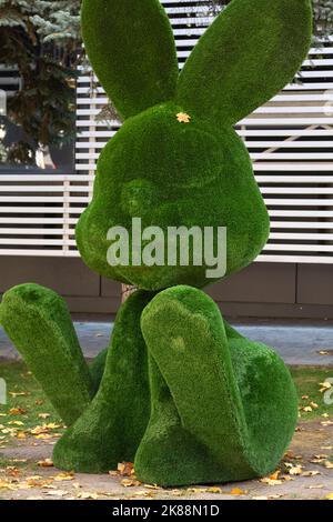 Haie-Topiary. Topiary Skulptur eines Hasen Kaninchen aus Kunstrasen Stockfoto